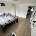 Modern & Cozy Gem - 10Min To City Center - Parking