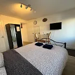 Modern & Cozy Gem - 10Min To City Center - Parking