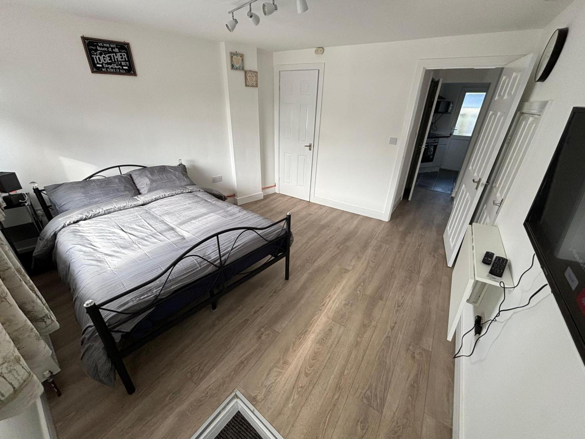 Modern & Cozy Gem - 10min To Center - Parking *