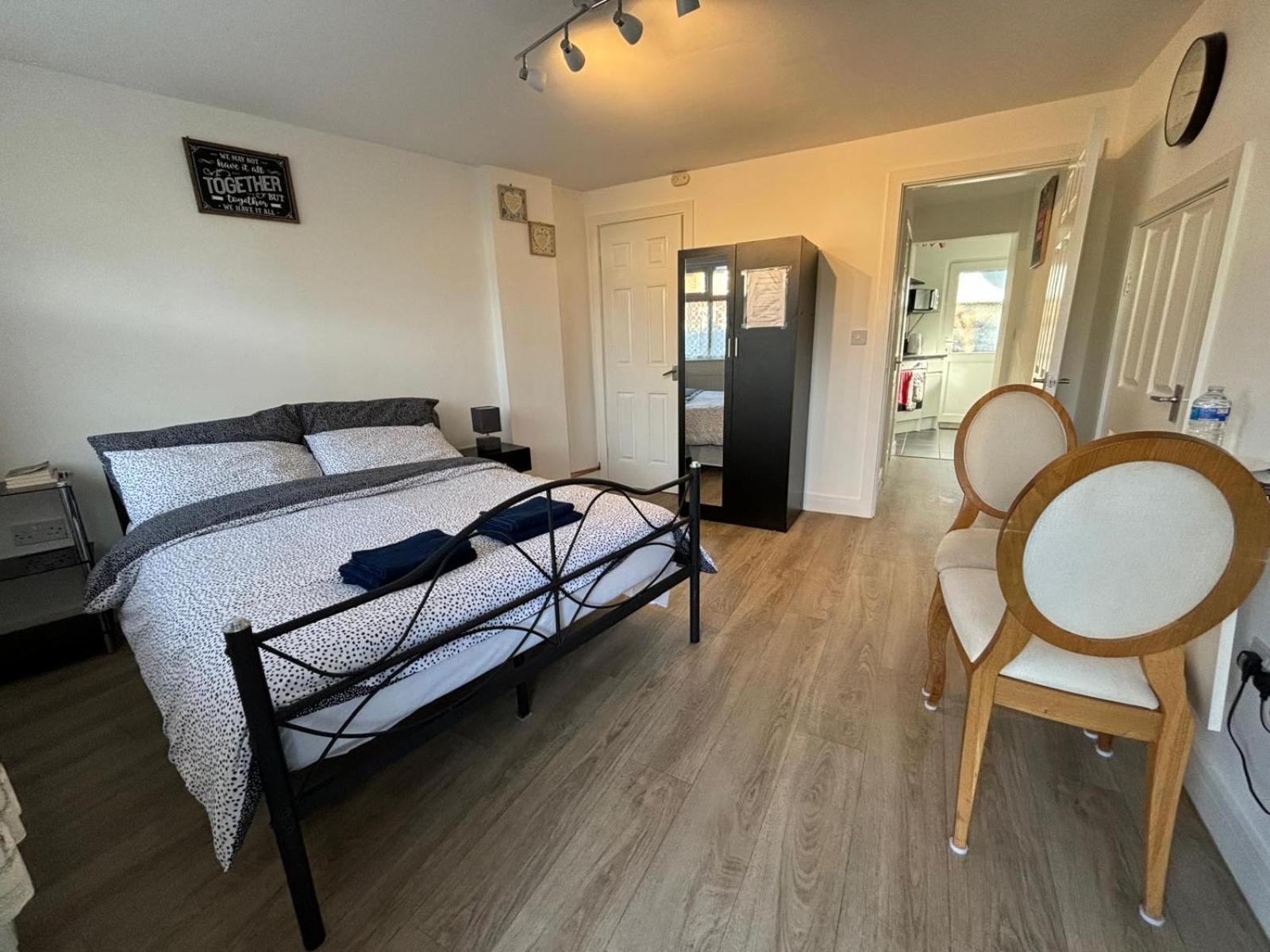 Modern & Cozy Gem - 10min To Center - Parking * York